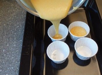 step5: 倒入紙杯 並鋪上杏仁片 以180 C 焗約20 MINS