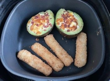 step6: 雞蛋面鋪上碎芝士和煙肉碎，煙肉碎可用手指輕手壓一壓，防氣炸時吹起