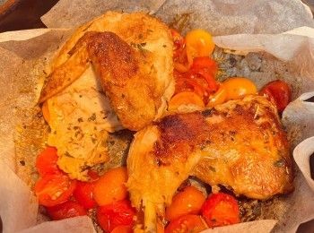 step4: 蓋上鍋蓋，以中小火慢烤10分鐘，反轉雞再多烤10分鐘，用叉子刺入雞肉最厚的部份確認熟透且雞皮乾身上色即可。