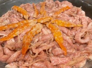 step1: 先用水浸軟蝦乾，浸軟後隔水盛起，大蝦乾可一開二，留起浸蝦水備用。銀魚仔浸一浸水，清洗乾淨後隔水盛起備用