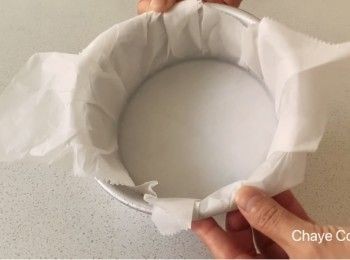 step2: 6inch mold
烤盘里放入烘焙纸