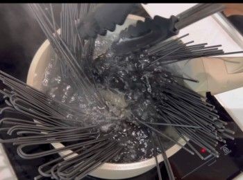 step1: 將意粉放到滾水煮7-8分鐘左右。（不同牌子的意粉烹調時間有少許分別）