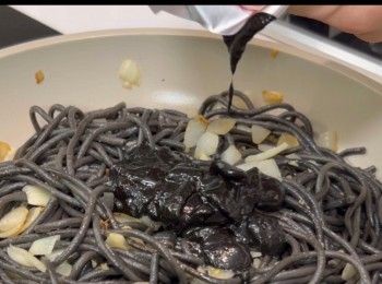 step7: 加入無印良品的墨汁兩小包，再將墨汁與意粉炒勻。由於墨汁已經備有調味， 故不用再落調味料，挺方便和好味的。