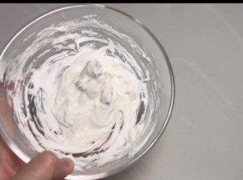 step1: 將澄麵與60毫升滾水拌勻，呈黏性膏狀。