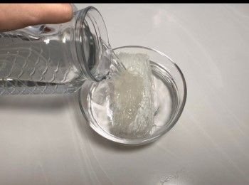 step6: 將粉絲用暖水浸軟。