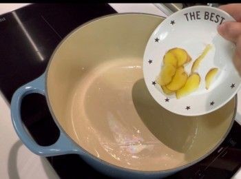 step10: 加入適量的油，用中火爆香薑片。