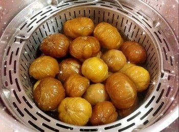 step2: 栗子去殼（先把栗子外殼界一個十字，用微波爐以高溫加熱30秒，外殼即會自動分離※注意※必需先將外殼界開，否則可能會引起微波爐故障）和去衣（把栗子加入沸水中，用微波爐加熱2分鐘，將栗子沖洗2-3次，再加入水中，浸泡約1分鐘，即可快速且輕易的褪去栗子衣），蒸熟