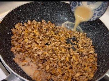 step7: 轉開大火，將已炒好的冬菇蝦米再次回鑊，與免治豬肉炒勻，再於鑊邊贊入一湯匙的紹興酒，最後打個<span class="group_4">芡汁</span>。