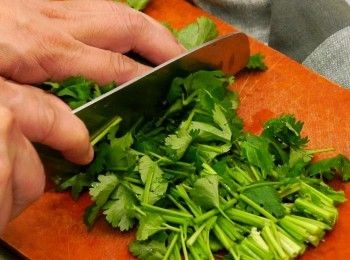 step1: 芫荽切碎
Chop coriander stalks.