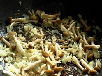 step4: 同鍋補一點油，放入洋蔥與鴻喜菇爆香。