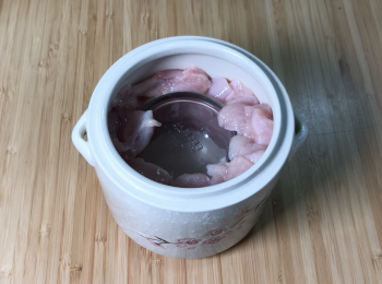 step2: 將一個小碗倒轉，放進燉盅，放入<a href="https://bit.ly/3EZL8dD" target="_blank" data-keyword="雞胸" class="guide-link"><strong>雞胸</strong></a> <span style="display:inline-block;vertical-align:middle;margin-top:-3px;color:initial;border-radius:3px;padding:2px 3px;font-size:12px;line-height:14px;background:#87d300;color:#fff;">即買</span> 肉