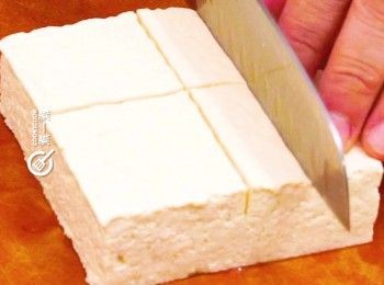 step2: 豆腐切件，大葱斜切
Cut tofu into pieces. Cut leek into circles.