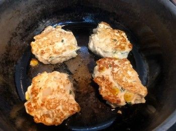 step6: 將醃好的漢堡扒與蘑菇一起煎熟。