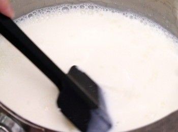 step2: 鍋中加入牛奶、砂糖、粟粉攪拌均勻
Mix milk, sugar and corn starch well in a pot.