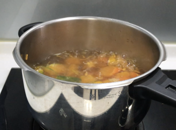 step4: 大火煮沸，轉小火煮15分鐘再關火，最後可加少許鹽調味