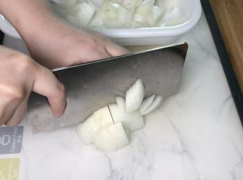 step1: 將洋蔥洗淨，切頭尾，剝皮，切塊