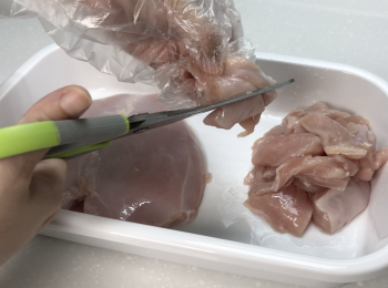 step1: 將<a href="https://bit.ly/3EZL8dD" target="_blank" data-keyword="雞胸" class="guide-link"><strong>雞胸</strong></a> <span style="display:inline-block;vertical-align:middle;margin-top:-3px;color:initial;border-radius:3px;padding:2px 3px;font-size:12px;line-height:14px;background:#87d300;color:#fff;">即買</span> 洗淨，剪掉骨頭，剪/切小塊，剪愈小塊愈好