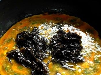 step3: 熱鍋加油放入胡蘿蔔絲炒軟。倒入蛋液以及紫菜，將紫菜與蛋液拌勻。