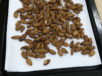 step2: 洗完瀝乾，再用廚房紙巾抹乾，為了縮短焗的時間，我用乾果機烘乾杏仁