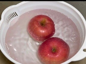 step1: 先將蘋果用鹽水浸泡15分鐘。
