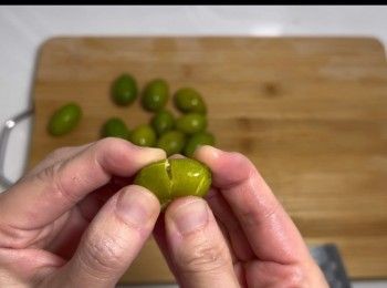 step4: 將青欖拍扁。