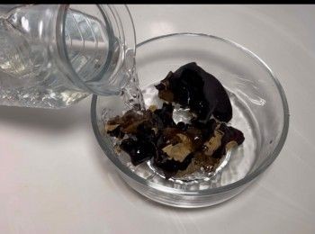 step2: 將木耳用暖水浸20分鐘，然後清洗乾淨備用。