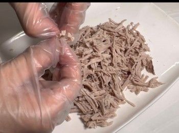 step9: 將煮熟的豬肉搣成絲。