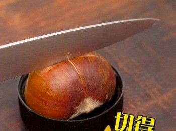 step1: 將栗子放在反轉的塑膠瓶蓋上，切十字花
Place chestnut on an inverted plastic bottle cap. Cut a cross on top.