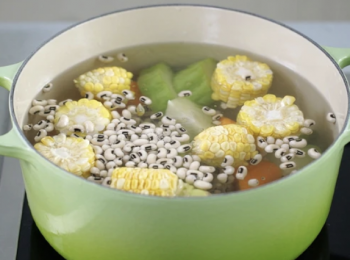 step3: 將所有材料放入滾水中，蓋上蓋，轉小火煲1.5小時。
Put all ingredients into boiling water, cover the lid, cook 1.5 hours with low heat.