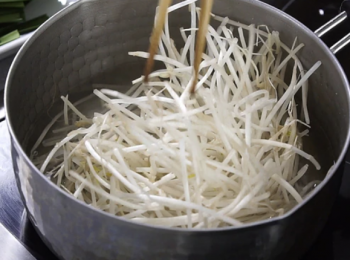 step1: 蝦米泡水，韭菜切段，蒜頭切碎。銀芽汆水， 撈起。蜆肉汆水。
Soak dried shrimp in water. Cut Chinese chive in pieces. Shred garlic. Blanch bean sprout and clam separately.