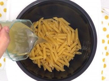 step3: 將長通粉及雞湯放入電飯煲內，按煮飯鍵先煮5分鐘
Put macaroni and chicken broth inside a rice cooker and cook for 5 minutes.