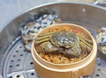 step2: 大閘蟹清洗乾淨，抹乾，保留1隻完整蟹蓋，其他蟹身斬成2件放在糯米飯上