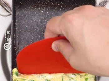 step5: 用刮刀將蛋向自己捲起，然後推向另一邊
Roll the egg sheet up. Then push it to the other side.
