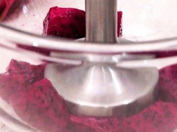 step1: 火龍果打成泥過篩濾成汁
Blend red dragon fruit into juice.