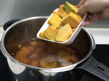 step3: 關火完全解壓後，開蓋加南瓜