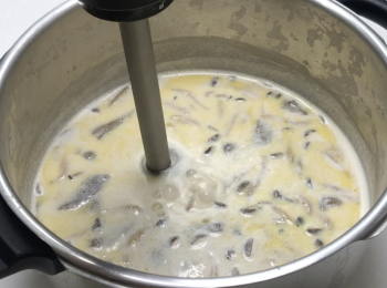 step4: 煮好的馬鈴薯保留適量的水，加入牛肝菌水和牛奶，攪勻，小火加熱，開始冒泡即可加入牛油、炒過的鴻喜菇和牛肝菌，攪勻再小火加熱至冒煙，關火後用攪拌棒打碎所有菇菌