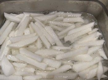 step2: 飲用水加入一茶匙醋拌勻，水量足夠浸洗已切好的淮山條/片