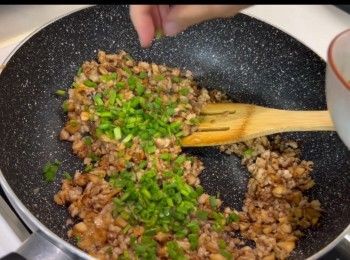 step8: 加入適量的蔥花。