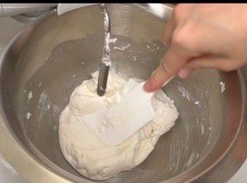 step2: 依次加入糯米粉、鹽、糖，先將粉類拌勻。再加入溫水110毫升、拌勻。再加入澄麵混合物，拌勻。最後加入豬油拌勻，混合成呈光滑、無裂痕的麵團。
可用膠刮或廚師機輔助完成。