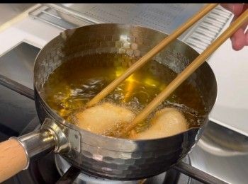 step8: 全程用細火油炸，油溫保持在150至160度之間。