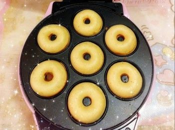 step3: 預熱電烤爐2分鐘（待紅燈亮起計），在烤盤上塗上少許油 2. 粉漿加入唧袋，唧入模具中（10成全滿），蓋上蓋子，焗4-5分鐘（至表面金黃），放涼