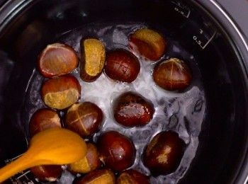 step2: 將栗子、砂糖、油及水加入電飯煲內，拌勻
Add all ingredients into a rice cooker. Stir well.