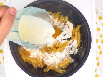 step5: 最後加入淡忌廉，拌勻後再續煮5分鐘
Add heavy cream. Stir well and cook for 5 minutes.