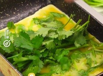 step4: 蛋液上再放上芫荽段
Add more coriander in the egg.