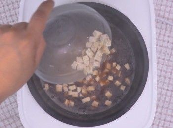 step5: 加入芋頭粒續煮10分鐘
Add diced taro and cook for 10 minutes.