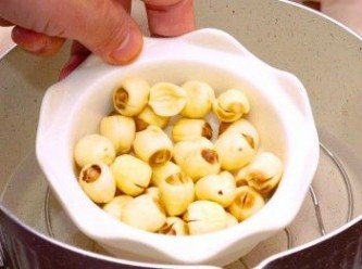 step3: 白蓮子泡浸10分鐘後去芯，隔水蒸20分鐘至軟身
Soak dry lotus seeds in water for 10 minutes. Steam for 20 minutes until tender.