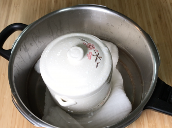 step3: 用壓力煲隔水大火燉，加壓到第二條壓力線，轉小火煮30分鐘，關火等解壓，如果用一般的鍋，小火隔水燉2小時