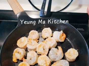 step2: 平底鍋下適量的油， 待油熱後將蝦煎至轉紅色(約八九成熟）取出備用。