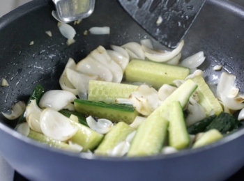 step3: 加入鮮百合、魚露及糖。
Put in lily bulb, fish sauce and sugar.