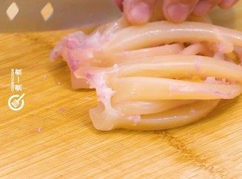 step1: 魷魚鬚切至合適的大小，洗淨抹乾，加<span class="group_2">醃料</span>醃半小時
Cut squid tentacles into pieces. Clean and pat dry. Marinate for half hour.